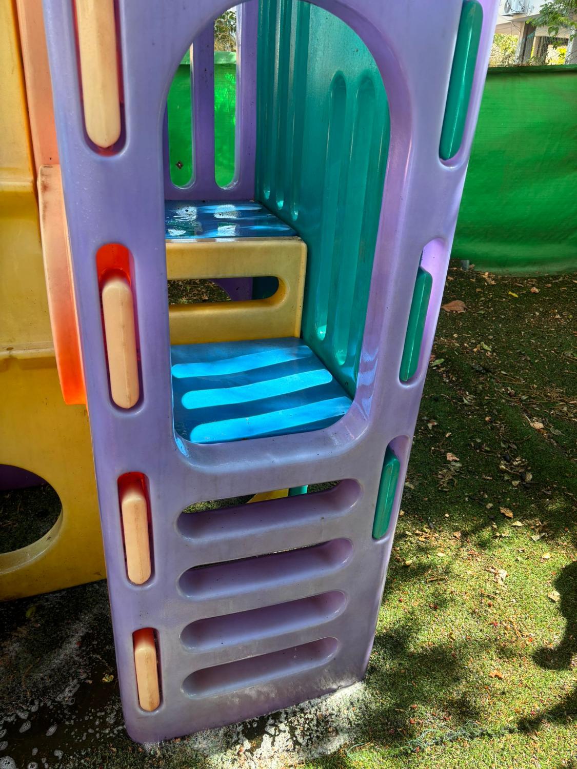 סולם מתקן משחקים בחצר אחרי ניקוי בגרניק